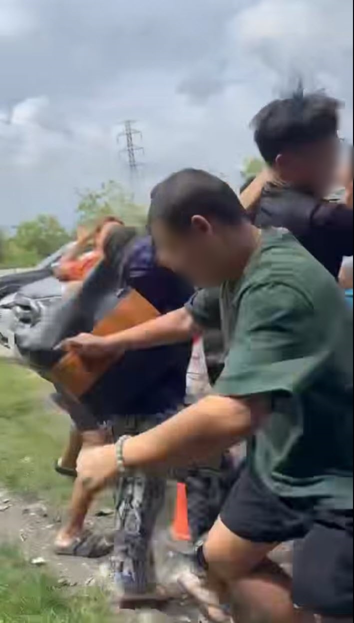 ทัวร์ลง ร้านดังอยุธยา ซัดกันวุ่นกับลูกค้า-ขับชนใส่รถ