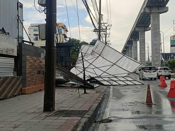  ฝนถล่มกรุงเทพฯ เช้ามืด ต้นไม้ล้ม เสาไฟโค่น รถพังเพียบ จราจรติดขัด