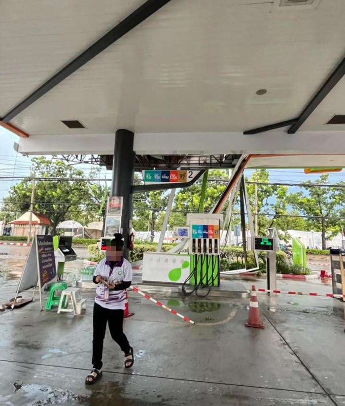  ฝนถล่มกรุงเทพฯ เช้ามืด ต้นไม้ล้ม เสาไฟโค่น รถพังเพียบ จราจรติดขัด