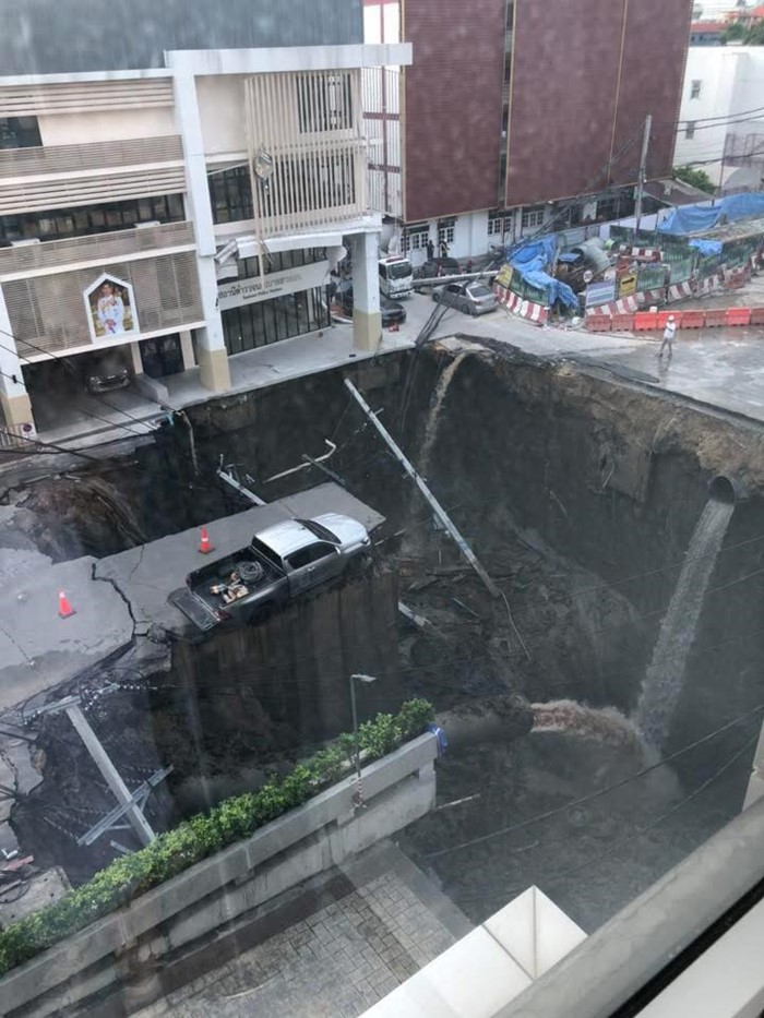 นาทีถนนทรุดหน้า รพ.วชิรพยาบาล ไฟลุกเป็นประกาย รถจอดคาริมจุดทรุด ตกครึ่งล้อ