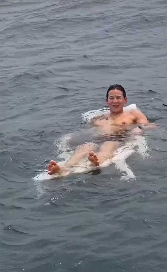 ทราย สก็อต เก็บขยะกลางทะเล เจอสิ่งไม่คาดคิด 