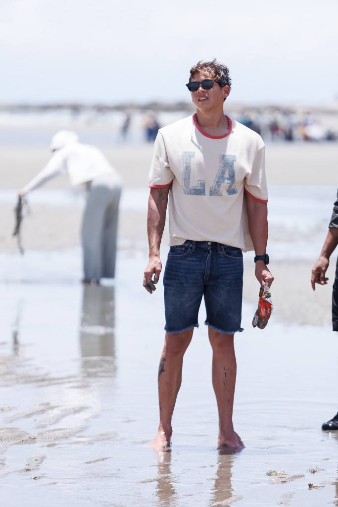 ทราย สก็อต เก็บขยะกลางทะเล เจอสิ่งไม่คาดคิด 