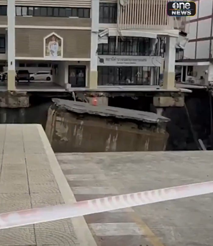  ถนนทรุดหน้า รพ.วชิรพยาบาล 