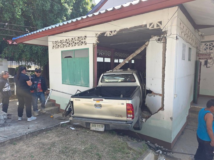 กระบะพุ่งชนห้องเรียนอนุบาลลำปาง