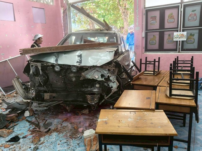 กระบะพุ่งชนห้องเรียนอนุบาลลำปาง