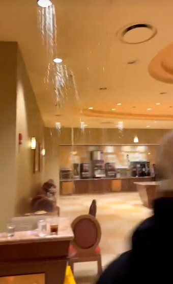 เพดานถล่มกลางโรงแรม  