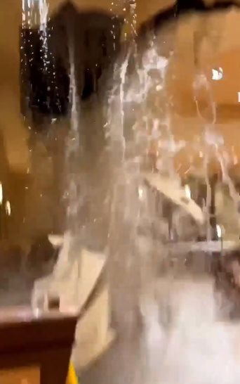 เพดานถล่มกลางโรงแรม  