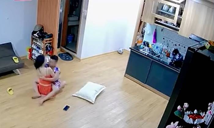 แม่เล่นกับลูก