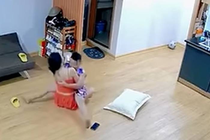 แม่เล่นกับลูก