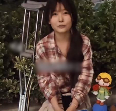 สาวจีนวัย 18 ป่วยมะเร็งถูกตัดขา ซ้ำถูกพ่อแม่ทิ้งเพราะเป็นภาระ