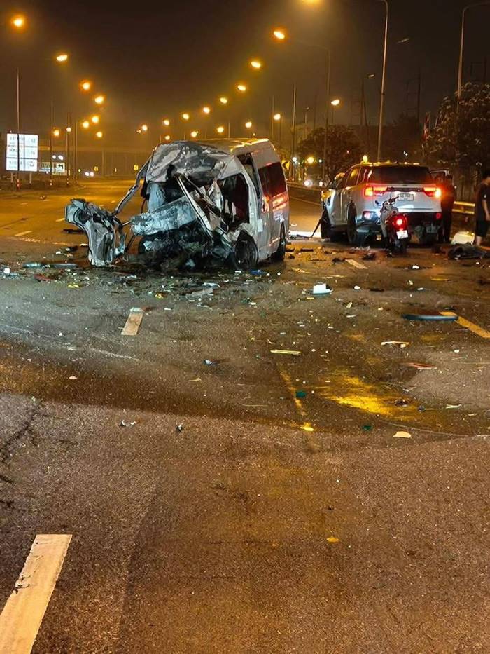 รถตู้แหกโค้ง พุ่งข้ามเลนประสานงา