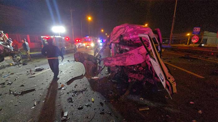 รถตู้แหกโค้ง พุ่งข้ามเลนประสานงา