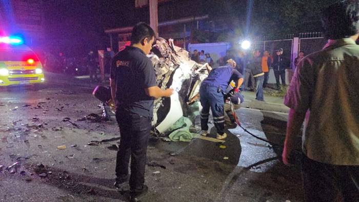 รถตู้แหกโค้ง พุ่งข้ามเลนประสานงา