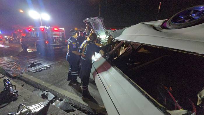 รถตู้แหกโค้ง พุ่งข้ามเลนประสานงา