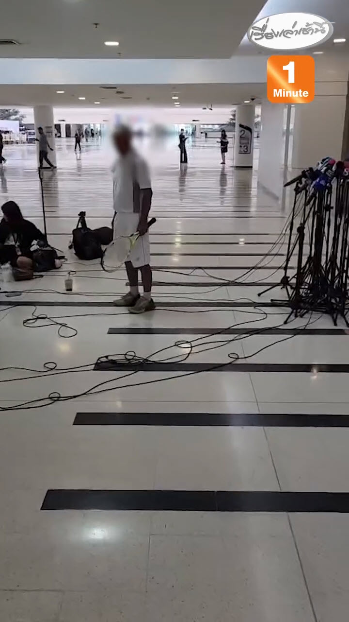 วงแตก ลุงถือไม้เทนนิส บุกสาดปลาร้าหน้า กกต.