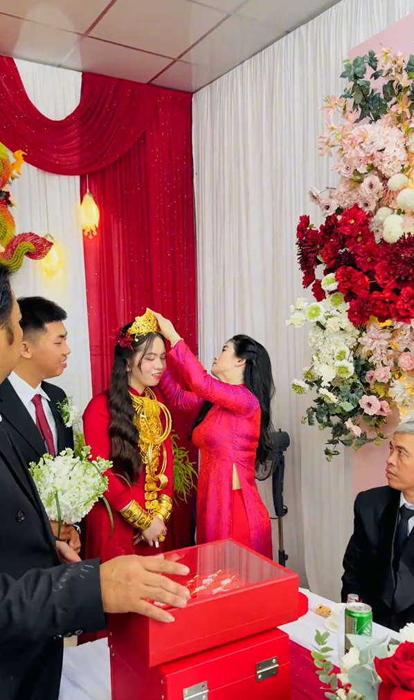  เจ้าสาวสวมมงกุฎ - ใส่ทองเต็มตัว