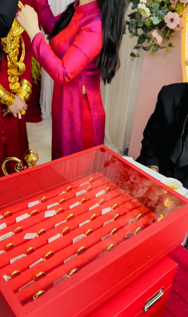  เจ้าสาวสวมมงกุฎ - ใส่ทองเต็มตัว