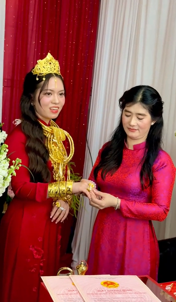  เจ้าสาวสวมมงกุฎ - ใส่ทองเต็มตัว