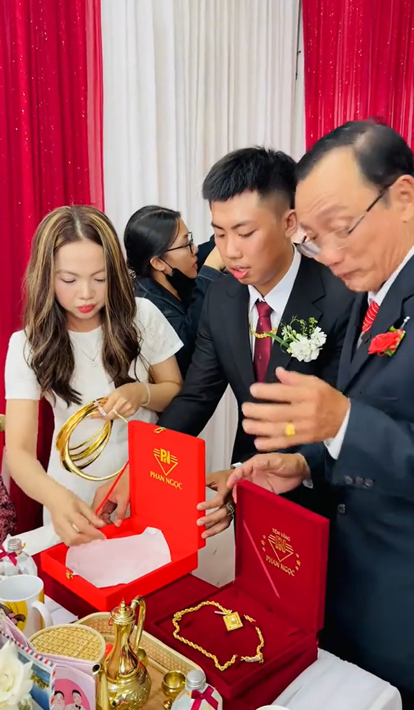  เจ้าสาวสวมมงกุฎ - ใส่ทองเต็มตัว