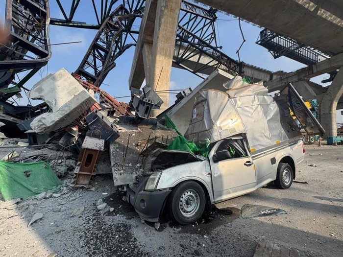 เครนก่อสร้างทางยกระดับถนนพระราม 2 ถล่ม