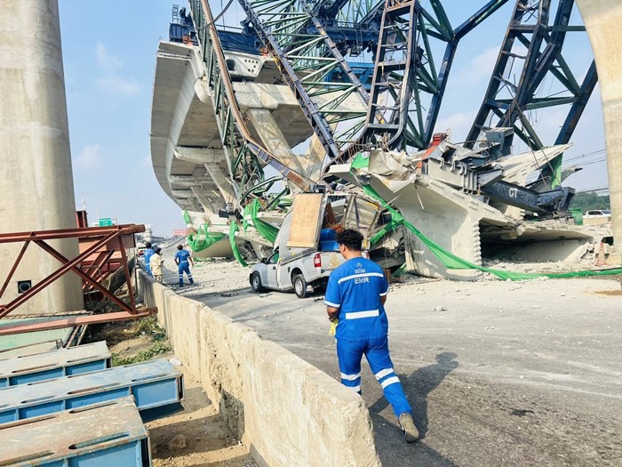 เครนถล่มทับรถไฟ