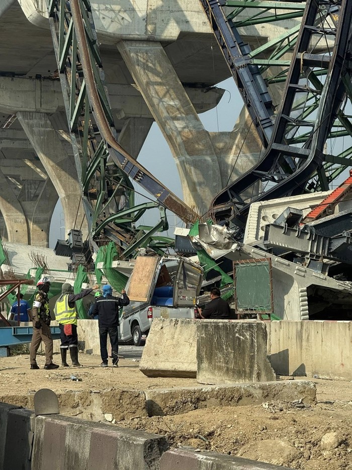 เครนก่อสร้างทางยกระดับถนนพระราม 2 ถล่ม