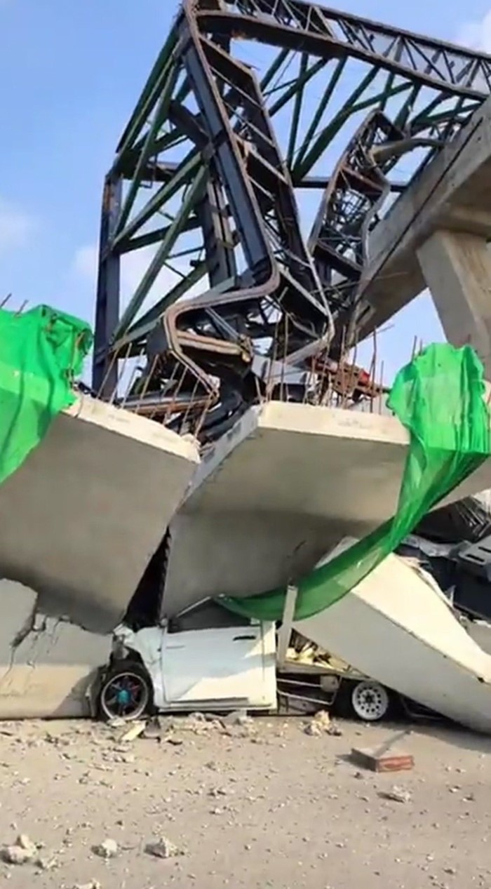 เครนก่อสร้างทางยกระดับถนนพระราม 2 ถล่ม