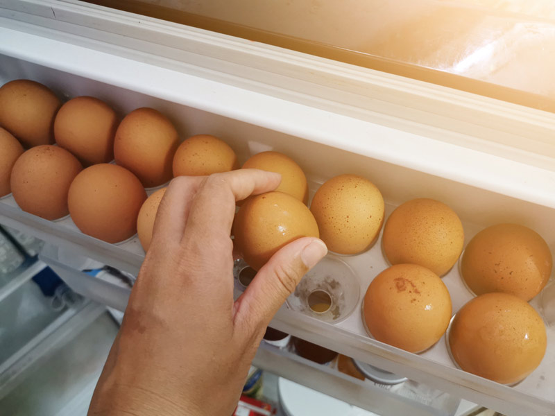  อย่าเก็บไข่ที่ประตูตู้เย็น !   