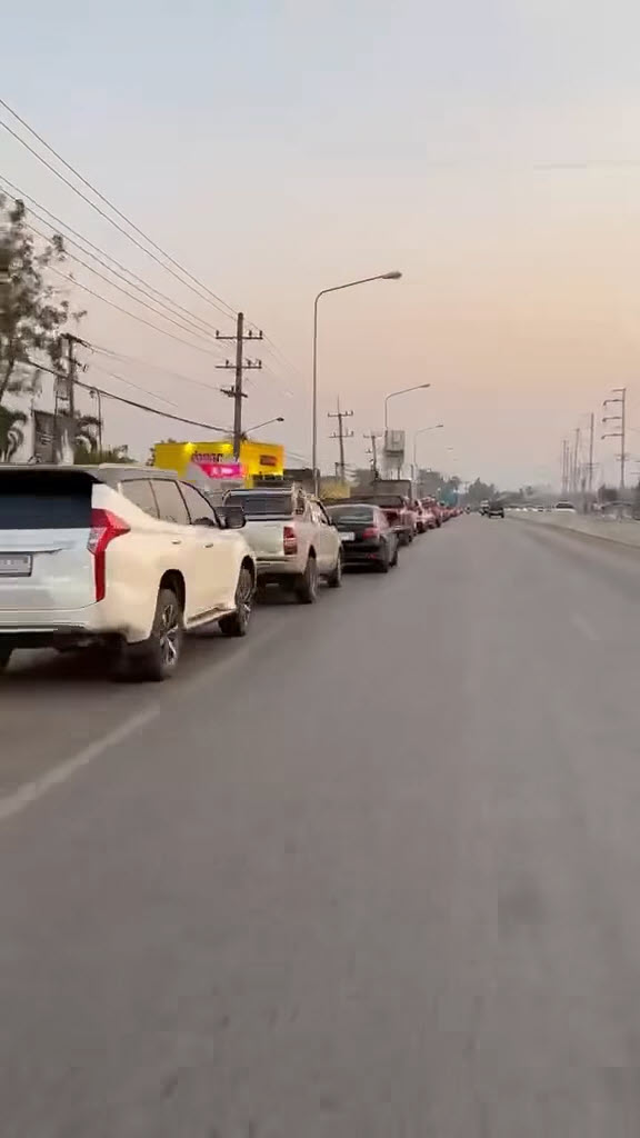 รถเมียนมา คิวยาวเหยียด  