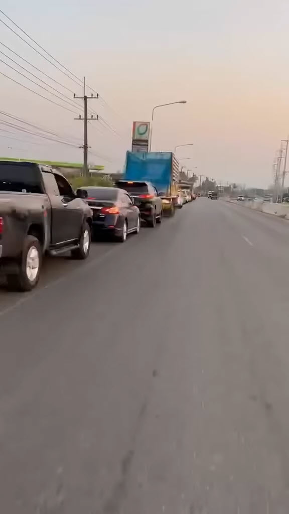 รถเมียนมา คิวยาวเหยียด  