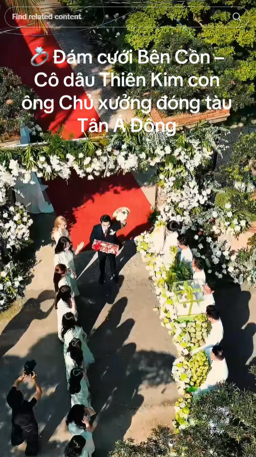 บรรยากาศตัดกับพิธีเรียบง่ายภายในบ้าน 