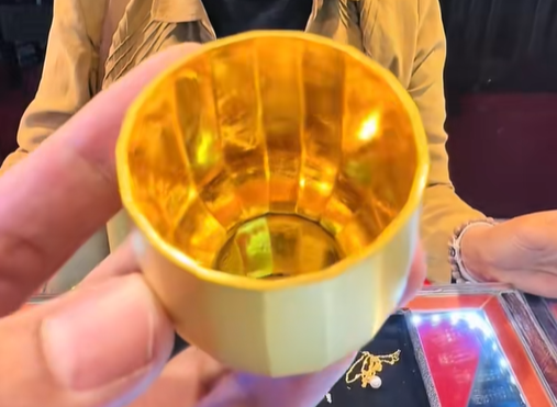  แก้วน้ำทองคำ