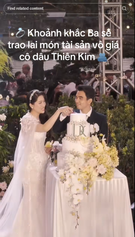 บรรยากาศตัดกับพิธีเรียบง่ายภายในบ้าน 