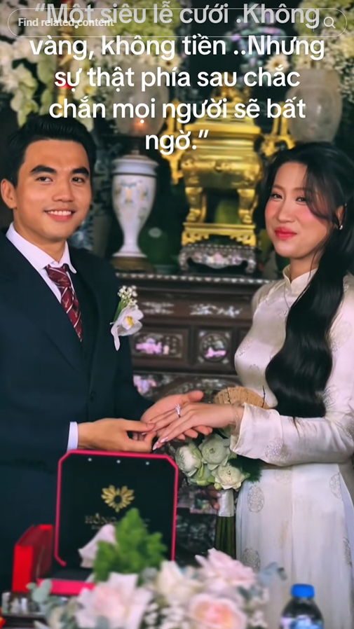 บรรยากาศตัดกับพิธีเรียบง่ายภายในบ้าน 