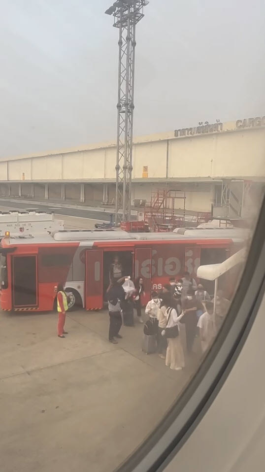 แอร์เอเชียแจงสาเหตุ เที่ยวบินลืมผู้โดยสาร 23 คน แอร์เอเชียแจงสาเหตุ เที่ยวบินลืมผู้โดยสาร 23 คน