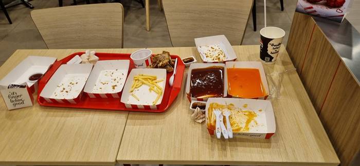 KFC มีดราม่าคนไม่เก็บจาน