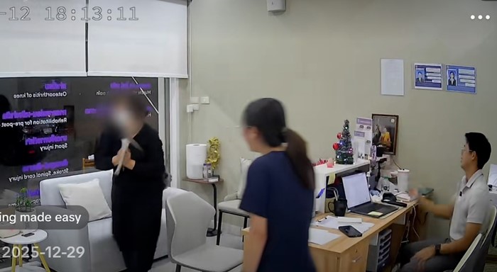 คนเข้ามาสั่งพิซซ่าที่คลินิกกายภาพบำบัด