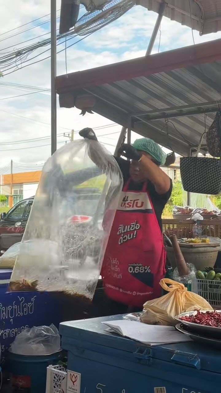 แม่ค้าทำส้มตำถุงยักษ์