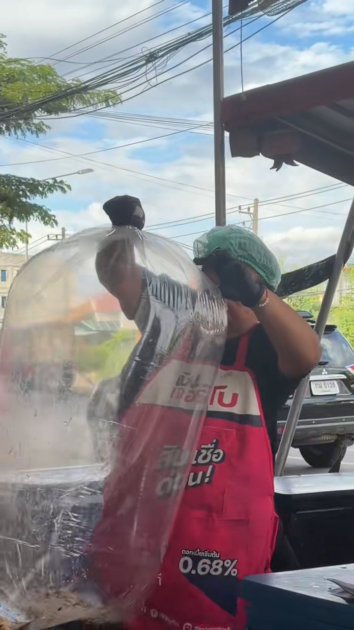 แม่ค้าทำส้มตำถุงยักษ์