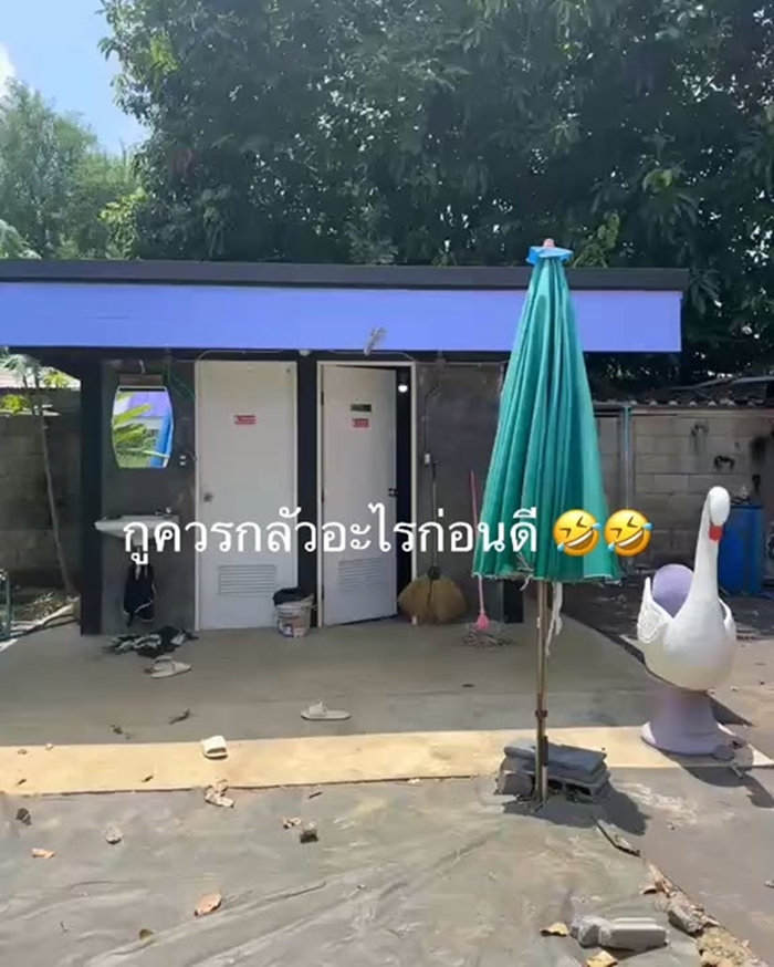สาวไปตั้งแคมป์ เดินไปห้องน้ำ เจอตุ๊กแกยักษ์บนประตู ส่วนข้างล่างมีงูเลื้อยอยู่