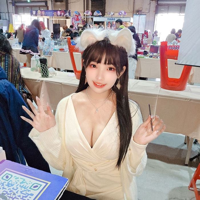 คอสเพลย์สาวแซ่บเปิดใจ มีสามี 2 คน เผยชีวิตรักแท้แบบ ฉันอยู่ตรงกลาง