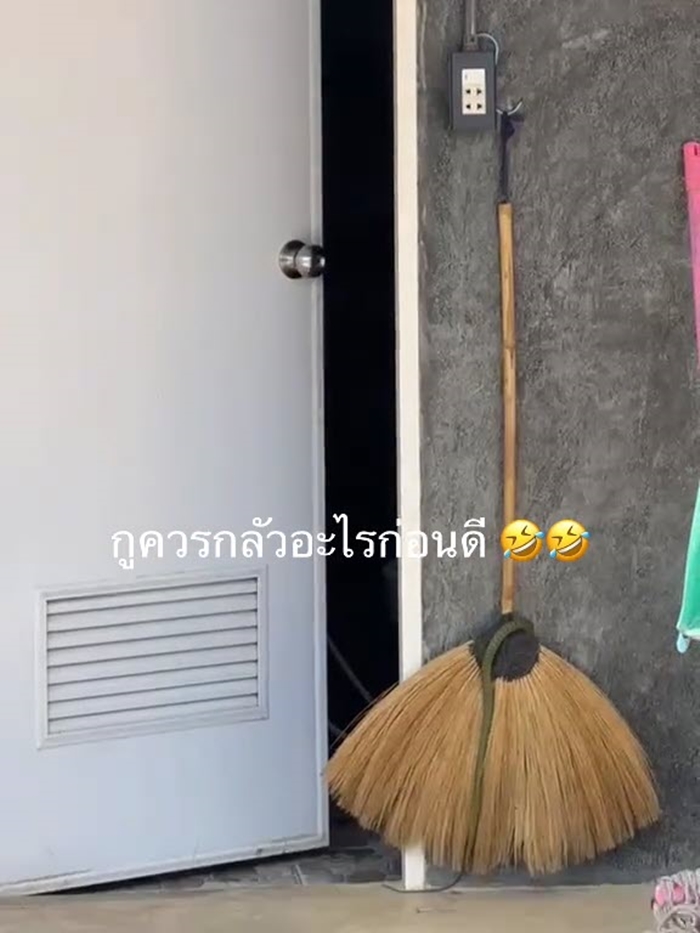 สาวไปตั้งแคมป์ เดินไปห้องน้ำ เจอตุ๊กแกยักษ์บนประตู ส่วนข้างล่างมีงูเลื้อยอยู่
