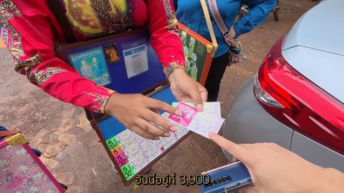 ดราม่า คิวเท เที่ยววัดดัง เจอแห่ยัดเยียดขายลอตเตอรี่แพง