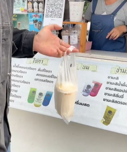 สั่งน้ำที่ร้าน ลูกค้างงเลยแม่ค้าให้ฟรี พอรู้เหตุผลมีแต่คนคอมเมนต์