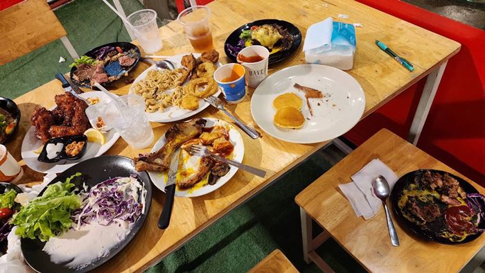 ร้านบุฟเฟ่ต์ แฉผัวเมียมหาภัย ถล่มสั่งอาหารจนล้นโต๊ะ ชักดาบค่าปรับ