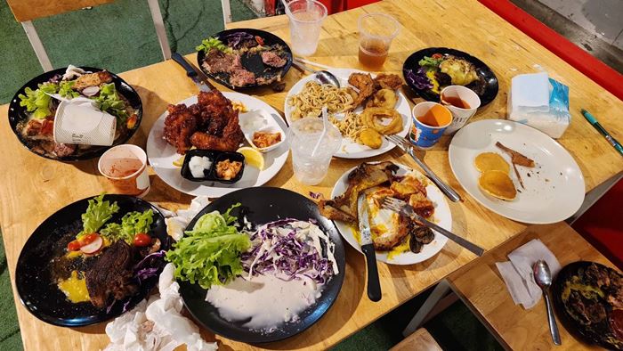 ร้านบุฟเฟ่ต์ แฉผัวเมียมหาภัย ถล่มสั่งอาหารจนล้นโต๊ะ ชักดาบค่าปรับ