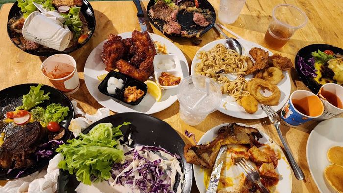 ร้านบุฟเฟ่ต์ แฉผัวเมียมหาภัย ถล่มสั่งอาหารจนล้นโต๊ะ ชักดาบค่าปรับ