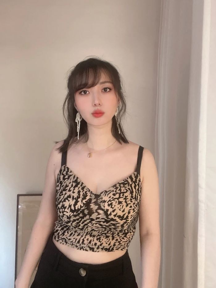 เน็ตไอดอลสาว ไลฟ์โชว์กินอาหาร ทำเสื้อถกจนเป็นชอตหลุด