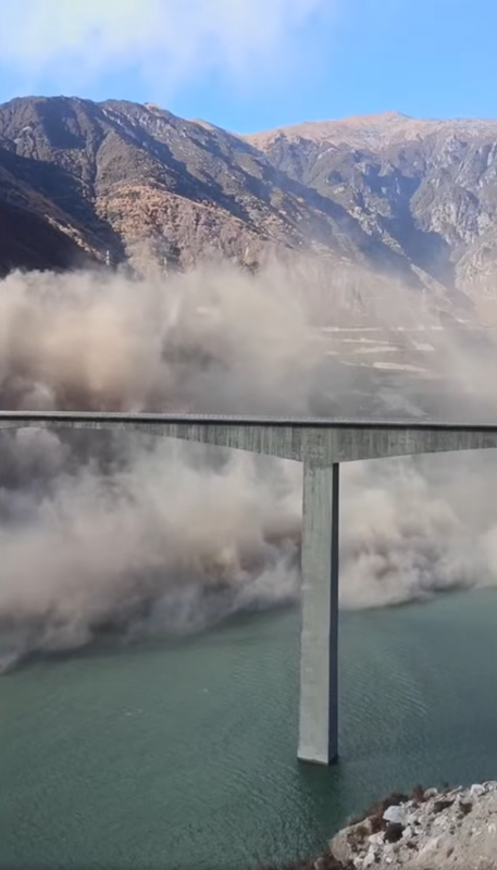 สะพานพังถล่ม ฝุ่นคลุ้งทั่วในจีน ชี้เพิ่งสร้างเสร็จเมื่อต้นปี