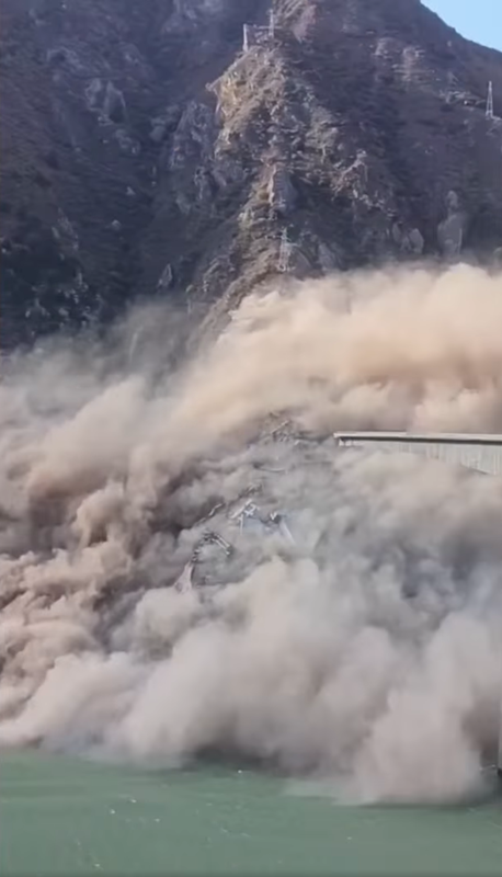 สะพานพังถล่ม ฝุ่นคลุ้งทั่วในจีน ชี้เพิ่งสร้างเสร็จเมื่อต้นปี